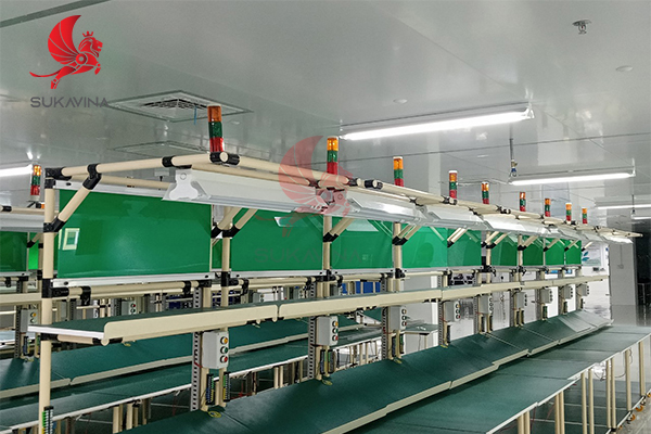 Ứng dụng khớp nối kim loại phi 21 trong bàn thao tác nhà xưởng 